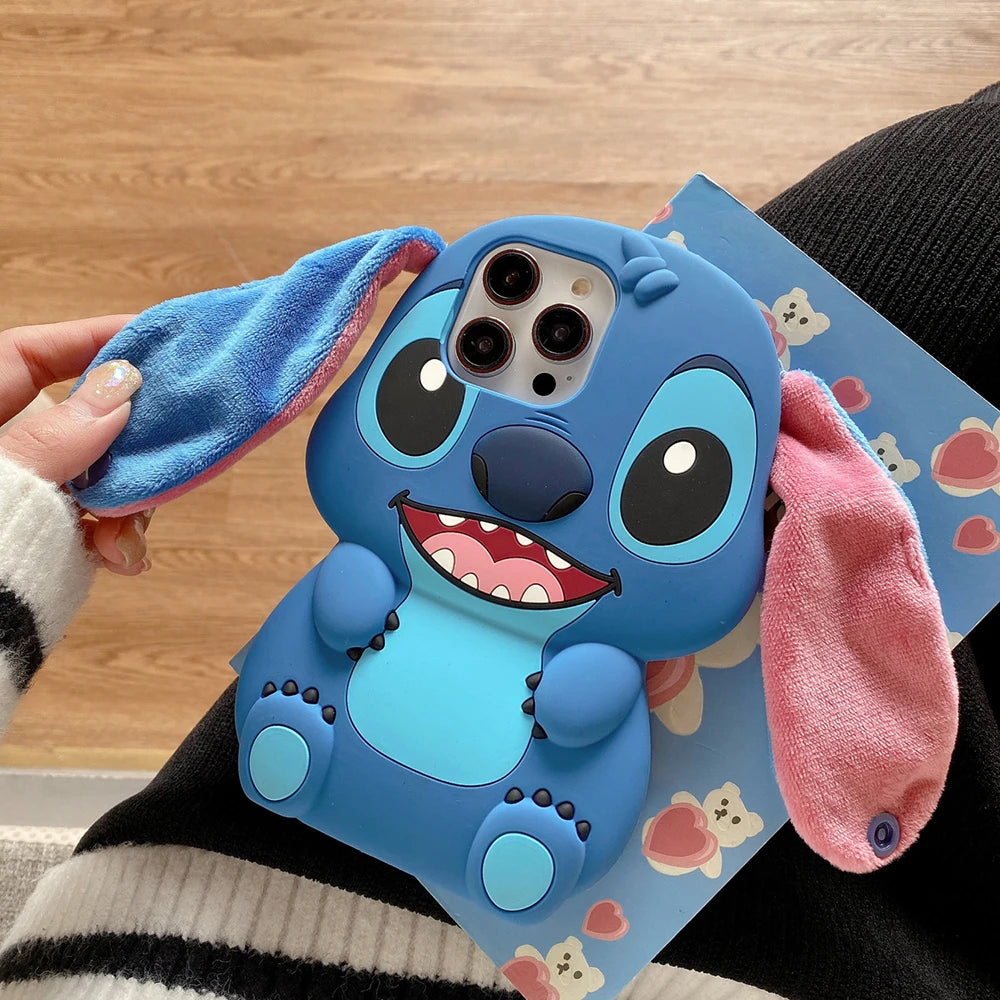 Capa Kawaii Sit Stitch com Botão e Alça para iPhone 15 Pro Max, 11, 12 Pro Max, 14 Pro, 14 Plus, 13, 12 – Capa de Silicone Macia e Estilo Cartoon