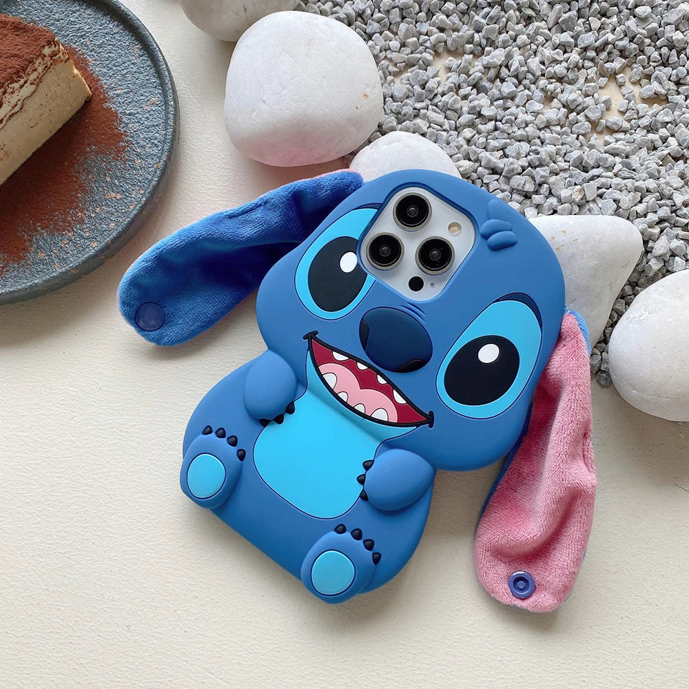 Capa Kawaii Sit Stitch com Botão e Alça para iPhone 15 Pro Max, 11, 12 Pro Max, 14 Pro, 14 Plus, 13, 12 – Capa de Silicone Macia e Estilo Cartoon