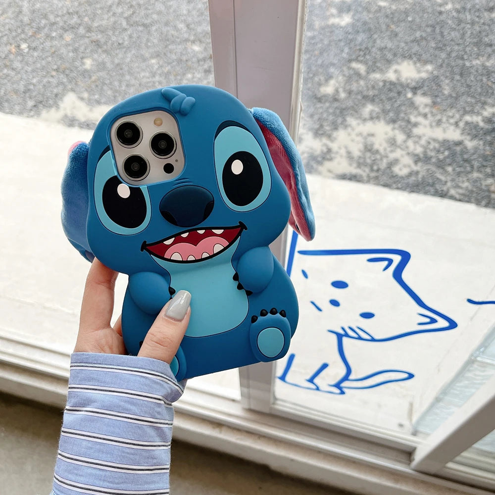 Capa Kawaii Sit Stitch com Botão e Alça para iPhone 15 Pro Max, 11, 12 Pro Max, 14 Pro, 14 Plus, 13, 12 – Capa de Silicone Macia e Estilo Cartoon